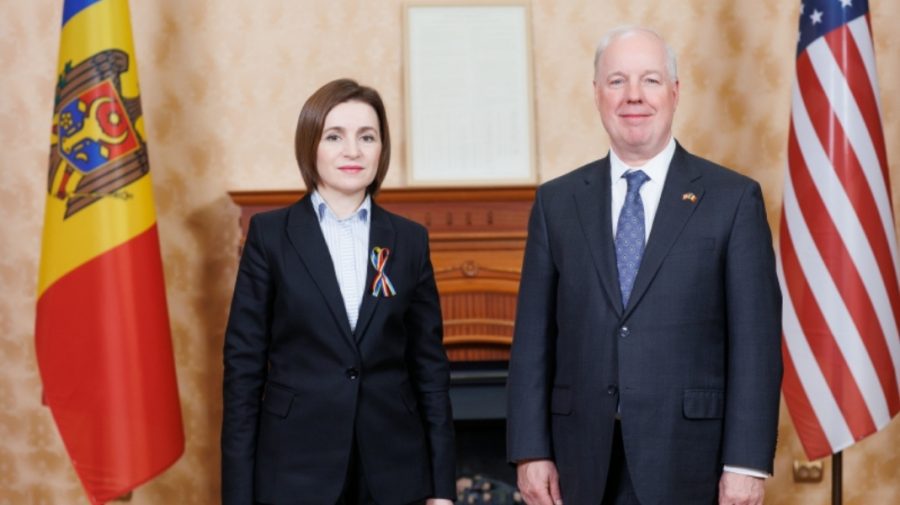 DOC Maia Sandu l-a decorat pe ambasadorul SUA la Chișinău cu „Ordinul de Onoare”