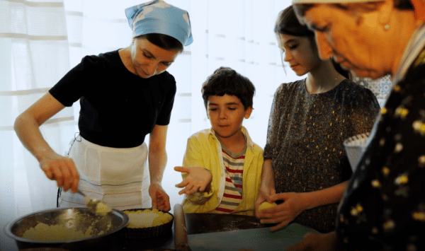 VIDEO Președinta Maia Sandu, gătind pentru Paște cu familia. Către moldoveni: „Lumina învie chiar când e doborâtă”