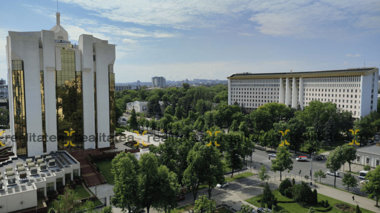 Președinția folosește o centrală fotovoltaică, pentru a economisi lumina. Apa caldă și havuzurile – oprite