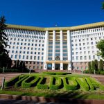 Parlamentul Moldovei, iluminat în culorile drapelului ucrainean duminică seara. Expoziția care va fi inaugurată