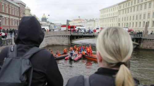VIDEO Un autobuz cu pasageri a căzut în apă de pe un pod din centrul orașului Sankt Petersburg