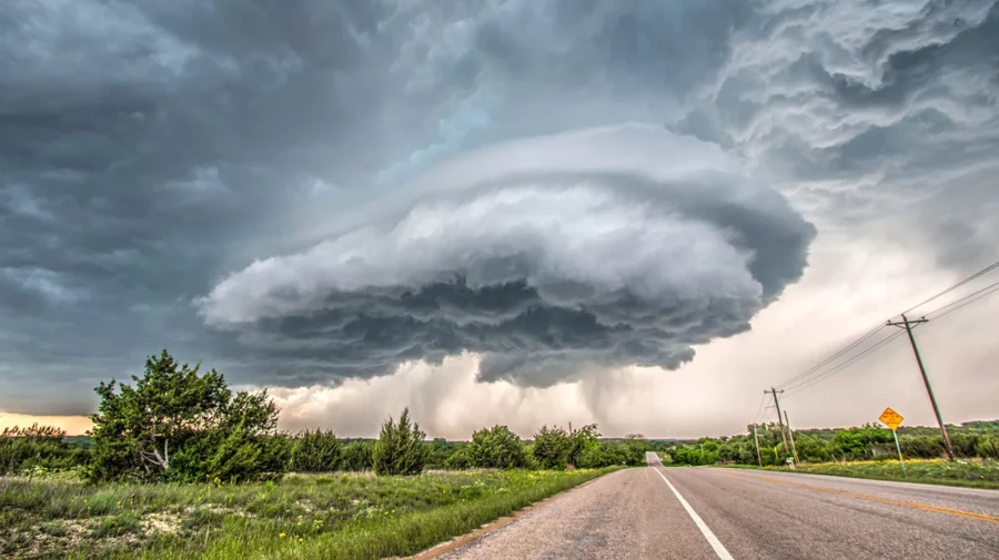 Tornadele au făcut prăpăd în Texas. Sute de mii de oameni nu au energie electrică