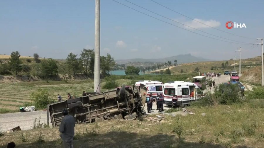 FOTO Microbuze turistice s-au ciocnit în Turcia. Cel puțin 15 persoane au fost rănite