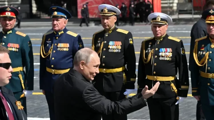 VIDEO De ce doi ofițeri ruși nu l-au salutat pe Vladimir Putin la parada de Ziua Victoriei