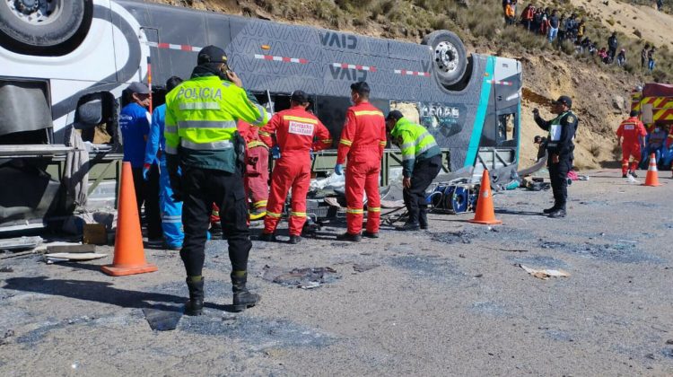 VIDEO Un autobuz a căzut într-o prăpastie în Peru provocând moartea a 16 persoane
