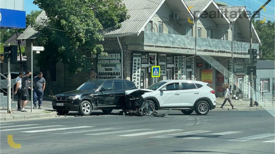 Ghinion pentru doi șoferi! Și-au avariat mașinile în centrul Capitalei