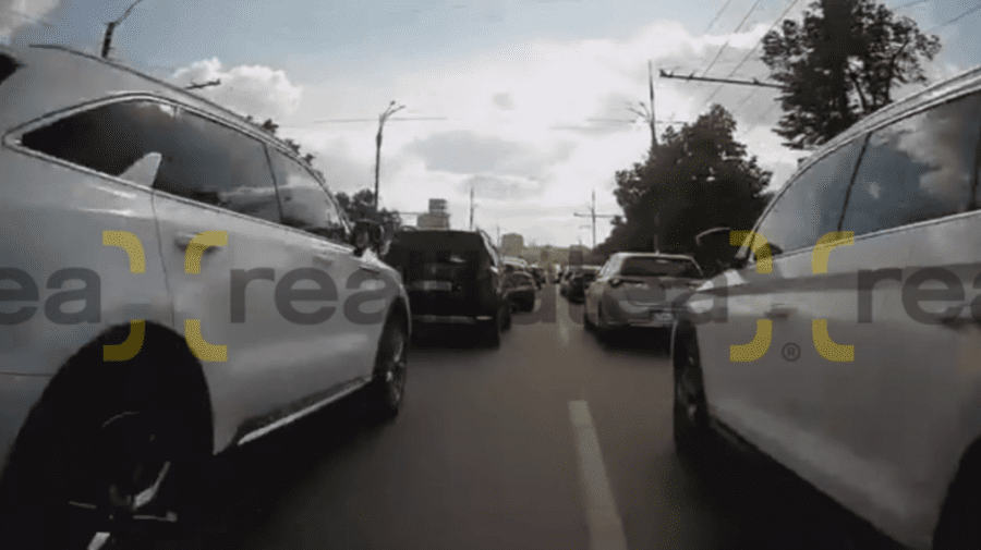 ROȘU în capitală de ambuteiaje! Videoul unui motociclist care virează printre ele