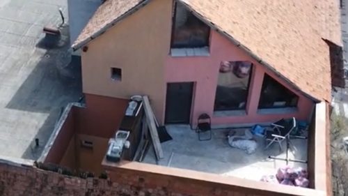 VIDEO Nu doar moldovenii pot așa! Un bărbat din Brașov și-a ridicat o casă pe un bloc cu 8 etaje