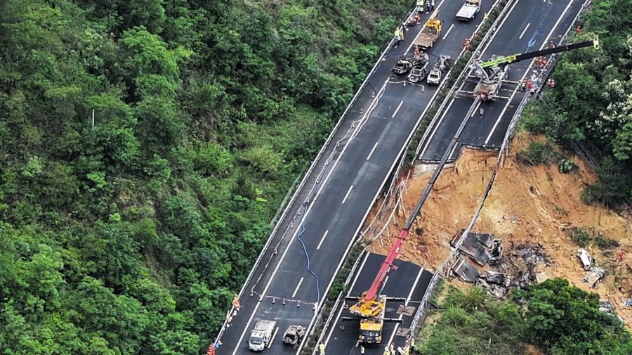 Tragedie în China: O porțiune dintr-o autostradă s-a prăbușit. Cel puțin 36 de oameni au murit