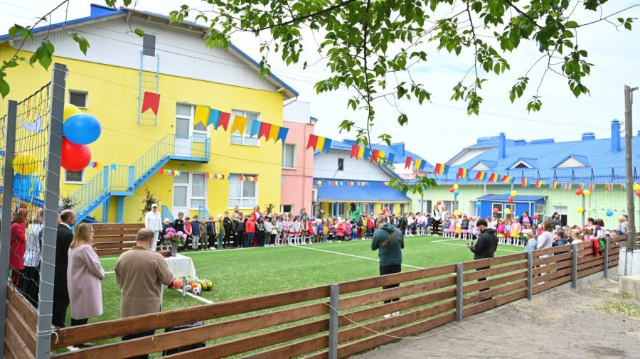 A fost inaugurat terenul de sport de la Grădinița nr. 140 „Ion Creangă” din Băcioi. FOTO de la eveniment
