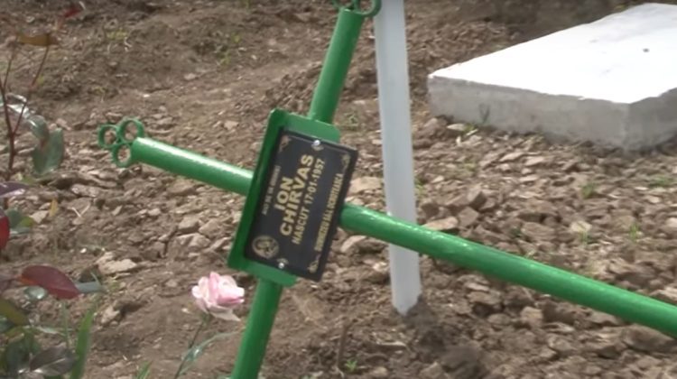 VIDEO Bătaie de joc într-un cimitir din Nisporeni. Mai multe cruci, găsite la pământ