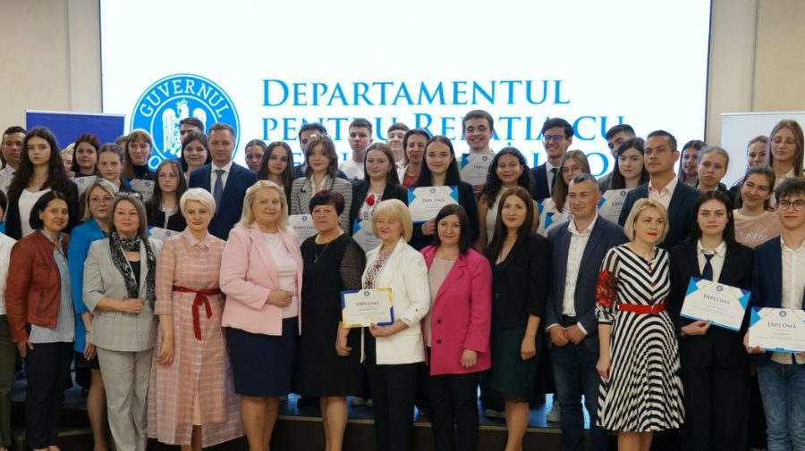 Un grup de elevi moldoveni, premiați pentru rezultatele obținute la olimpiadele republicane de română și istorie