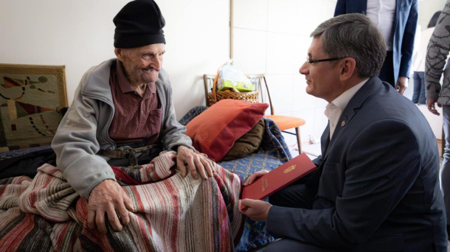 Guvernarea, în rând la porțile veteranilor. Și Igor Grosu a vizitat un bătrân care a participat la război