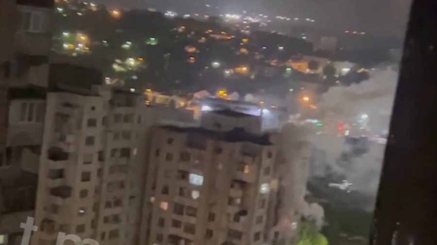 VIDEO Incendiu într-un apartament de pe strada Albișoara. Pompierii au evacuat un bărbat de 89 ani