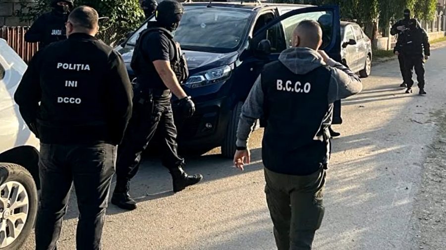 VIDEO Patru moldoveni s-au trezit cu procurorii lângă pat. Transportau ilegal migranți din Asia spre Europa