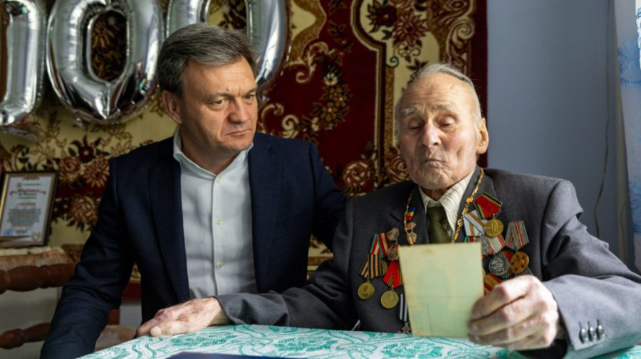 VIDEO Veteran de 100 de ani, vizitat de premier: Datoria noastră este să păstrăm pacea pentru care ați luptat