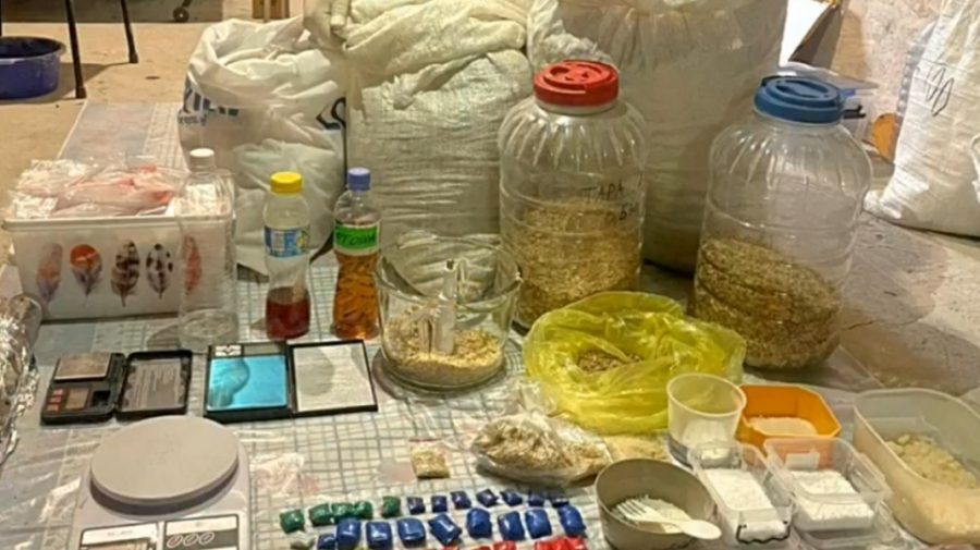 VIDEO Patru persoane, reținute pentru comercializarea drogurilor. Aveau un laborator confecționat artizanal
