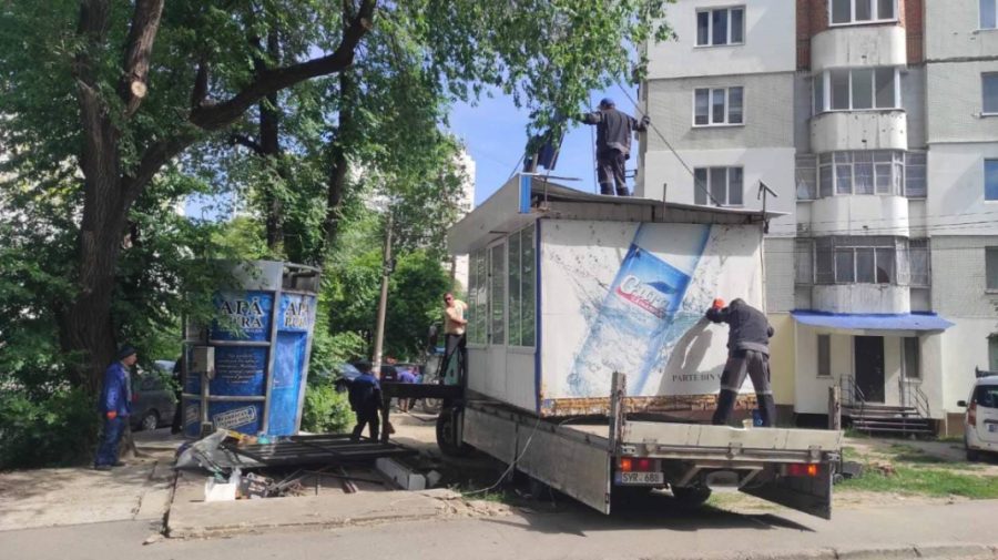 FOTO Două unități de comerț situate ilegal în Capitală, demontate și evacuate. Precizările primăriei