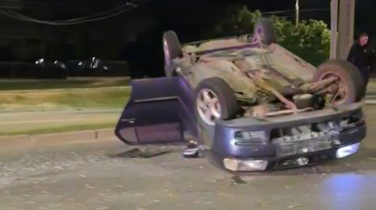 VIDEO O mașină a ajuns cu susul în jos. Șoferul, vinovat de accident a fugit de la fața locului