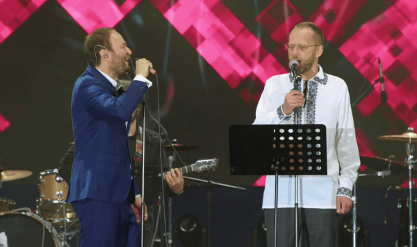 VIDEO „În limba ta”, pe ritmuri rock. Janis Mazeiks cântă în română pe scena din Piața Marii Adunări Naționale