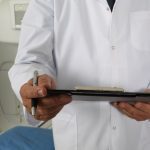 Descoperire șocantă: Un băiat a trăit câțiva ani cu o manetă de frână înfiptă în spate