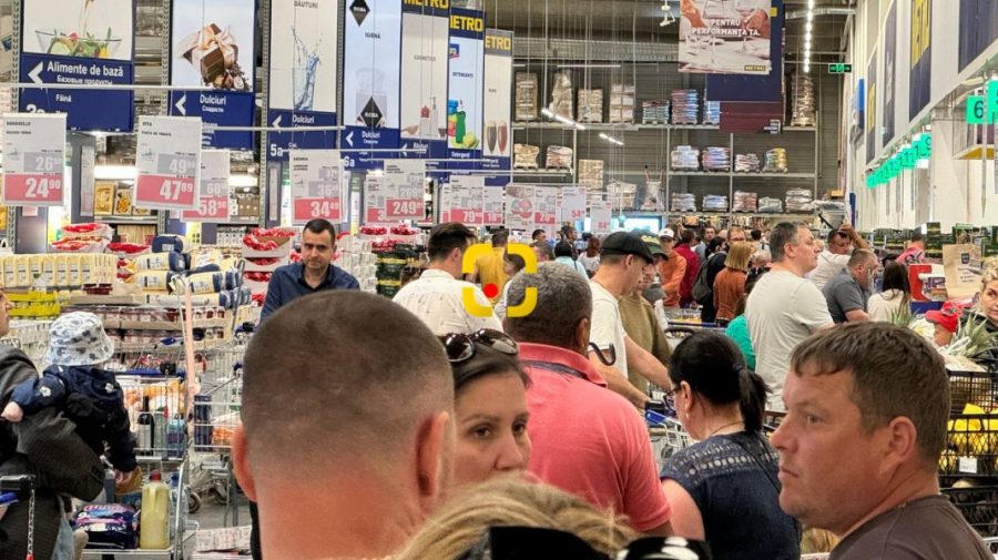 FOTO „Trafic” îngreunat prin magazinele din țară. Peste două zile creștinii ortodocși sărbătoresc Paștele