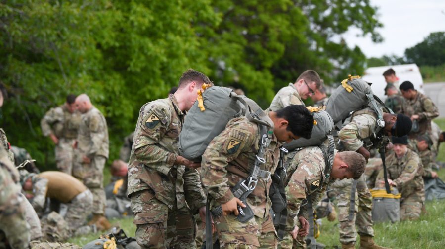 FOTO Gata de salturi! Militarii moldoveni și americani, participanți la „Swift Response-2024”, pe ultima sută de metri