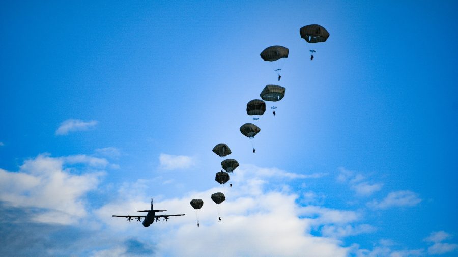 FOTO Militarii moldoveni și americani, în acțiune! Au executat salturi cu parașuta la exercițiul „Swift Response-2024”