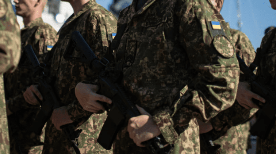 Ucraina poate recruta între 10.000 şi 20.000 de deţinuţi pentru a-şi întări armata