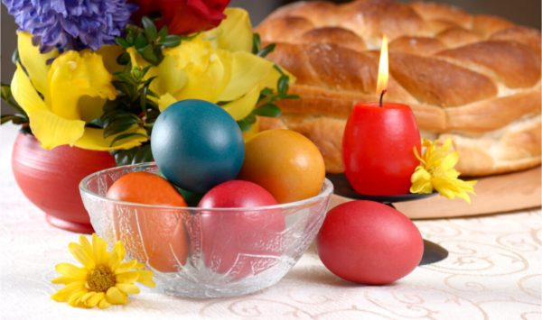 Nu consuma ouăle roșii cu sare și păstrează lumânarea de la Înviere. 15 superstiții de Paște, despre care nu știai