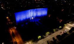 FOTO Clădirea Parlamentului iluminată în culorile drapelului Uniunii Europene