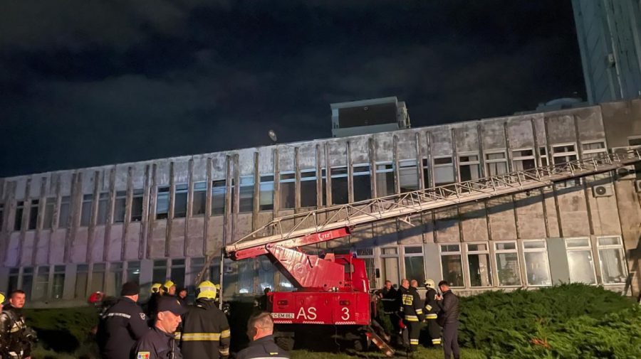 FOTO Incendiu la Teleradio-Moldova: 50 de pompieri au fost mobilizați pentru lichidarea focului