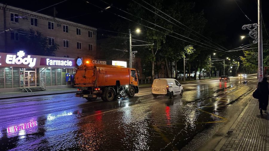 FOTO VIDEO Toate serviciile municipale au participat în această noapte la înlăturarea consecințelor ploii