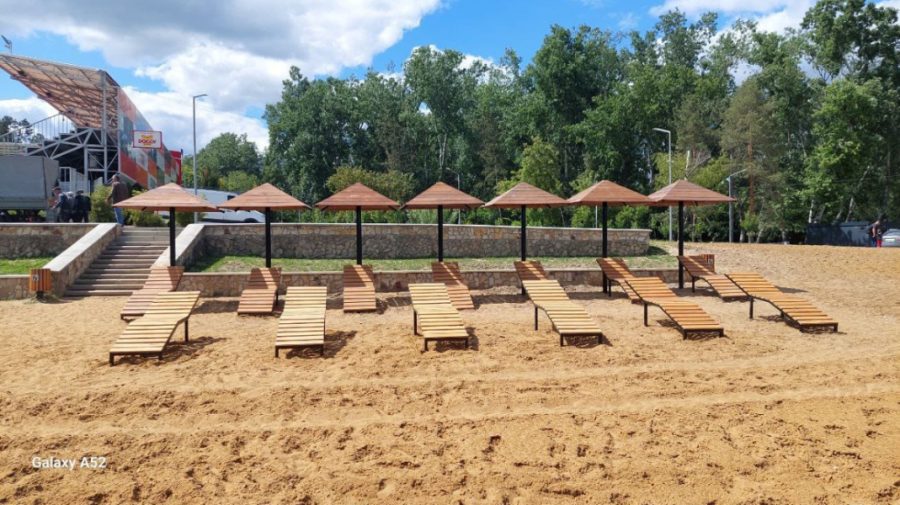 FOTO Plajele din Capitală sunt gata pentru sezonul estival. Șezlonguri și umbrele – instalate