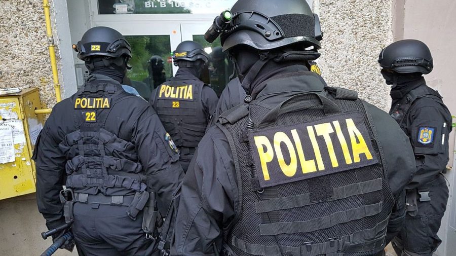 VIDEO 181 de pachețele cu substanțe narcotice au fost ridicate de oamenii legii. Trei bărbați, reținuți