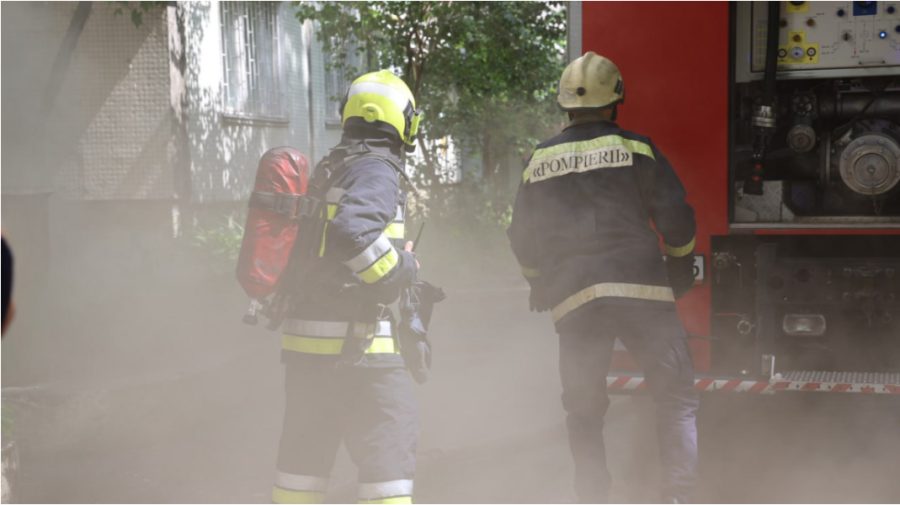 FOTO Incendiu într-un bloc de locuit cu 9 nivele din Chișinău. Două persoane – evacuate