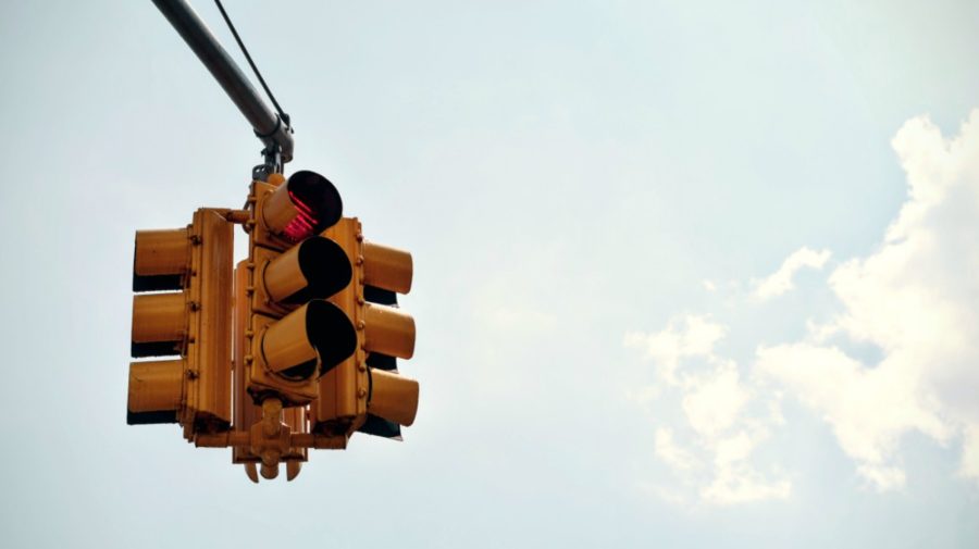 Șoferi, sunteți pregătiți? Semafoarelele cu 4 culori, cea mai nouă inovație în traficul rutier