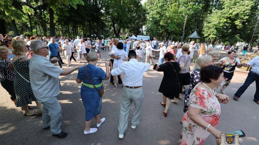 Tradițional, seniorii din capitală sunt invitați, în weekend, în Grădina Publică „Ștefan cel Mare”