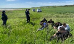Șase ucraineni, prinși în timp ce treceau ilegal în Moldova. Au plătit mii de dolari unor moldoveni