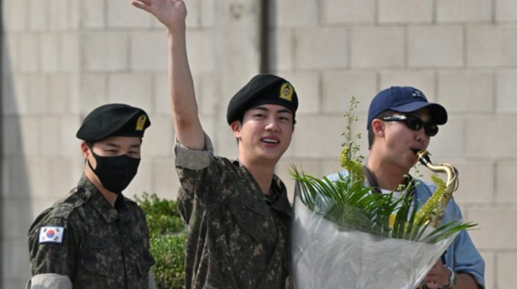 VIDEO Jin din celebra trupă K-pop BTS și-a finalizat serviciul militar obligatoriu în Coreea de Sud