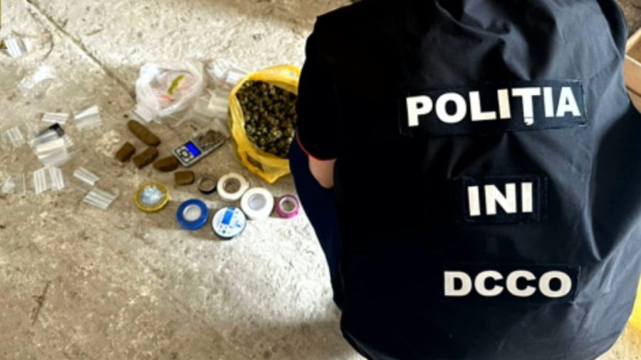 VIDEO Aducea droguri din Portugalia și le vindea în Moldova. Doi tineri, luați pe sus de polițiști