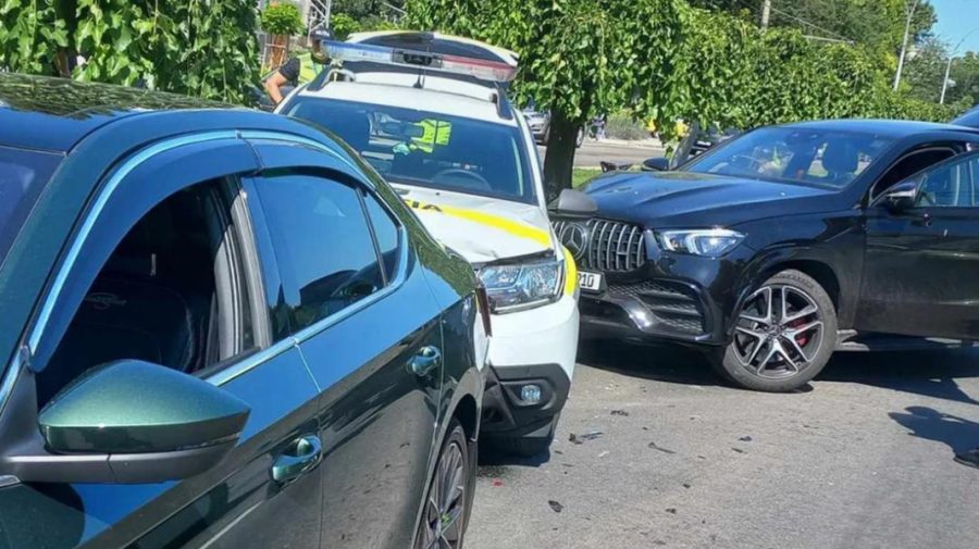 Un șofer de 22 de ani a avariat trei mașini, printre care una a Poliției. Cum s-a întâmplat totul