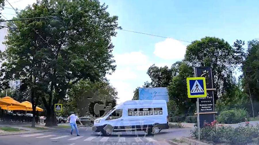 VIDEO Imagini cu puternic impact emoțional. Un bărbat, lovit în plin de un automobil pe o trecere de pietoni