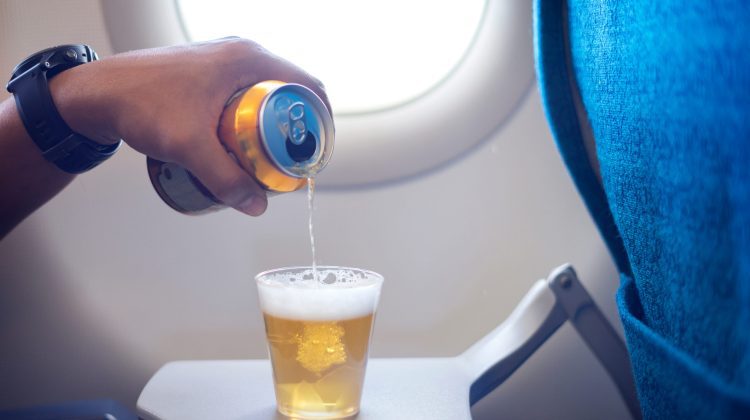 Studiu: Consumul de alcool urmat de somn în timpul unui zbor pot provoca probleme cardiace