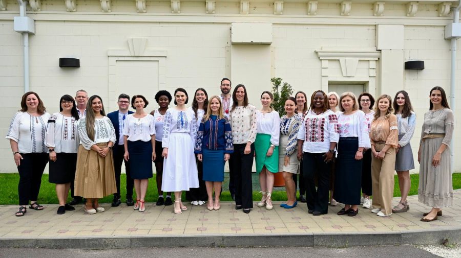 Diplomații americani din Moldova aduc omagiu iei: „O tradiție care ne este atât de dragă…”