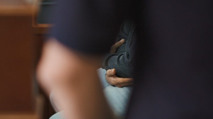 Un bărbat a sustras bani și bijuterii din casa unei femei din Chișinău. Ce pedeapsă a primit