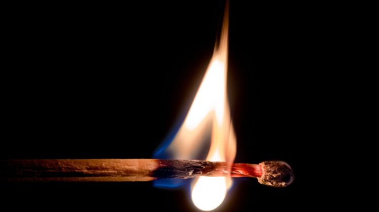 Doi moldoveni, găsiți fără suflare în propriile case. Unul dintre ei a lăsat țigara aprinsă