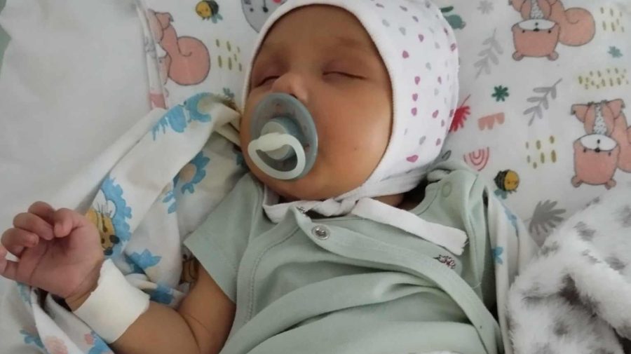 FOTO, VIDEO Apel disperat al mamei unei fetițe de 2 luni, care luptă să trăiască: Scriu cu inima sfâșiată de neputință
