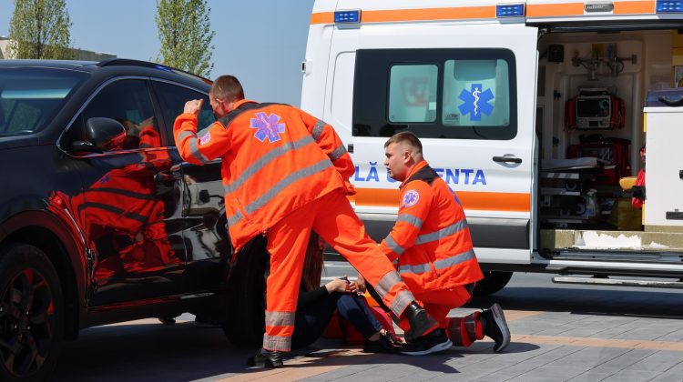 Un copil de 3 ani a rămas blocat într-un automobil, în Capitală. Tatăl a fost găsit după 40 minute