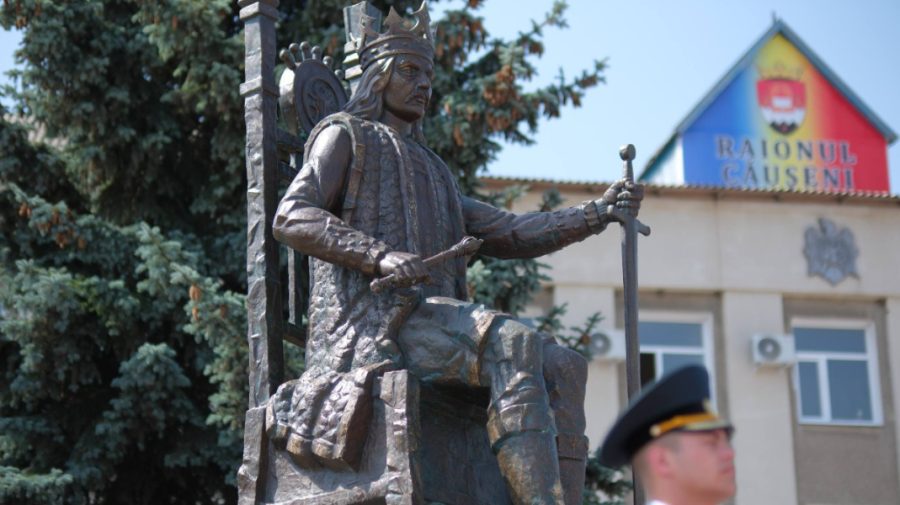 FOTO, VIDEO Un monument al domnitorului Ștefan cel Mare și Sfânt a fost inaugurat cu mare fast la Căușeni
